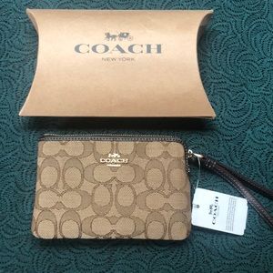 NWT Coach women’s wristlet in signature canvas.